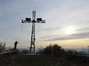 32 Alla grande croce dell'anticima sud del Podona (1183 m) panorami sulla pianura 